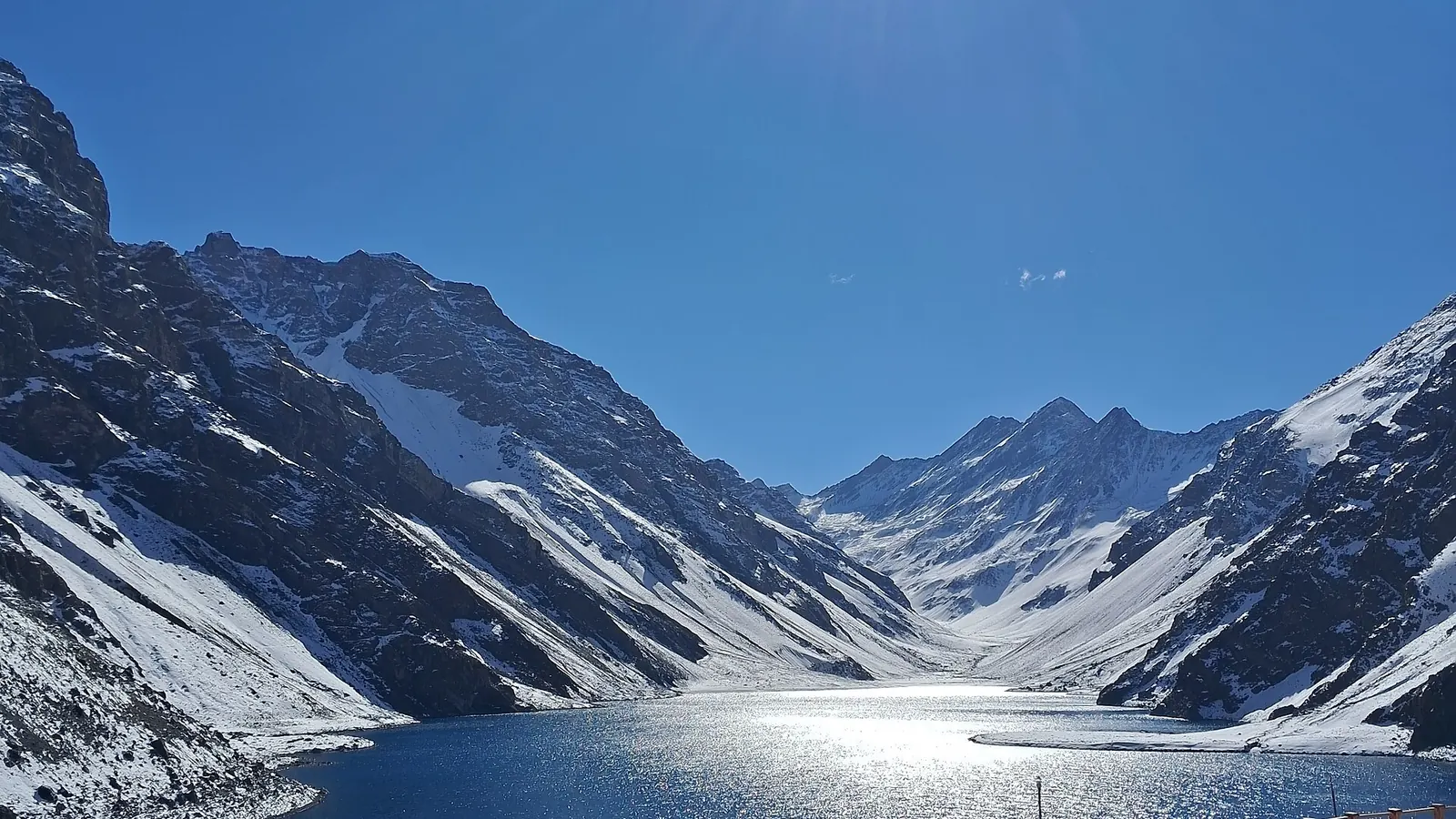 La Laguna del Inca en Portillo, verde esmeralda entre cumbres nevadas