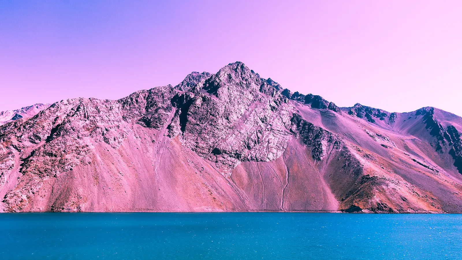 El Embalse El Yeso, con su agua turquesa encajonada entre cumbres de la cordillera