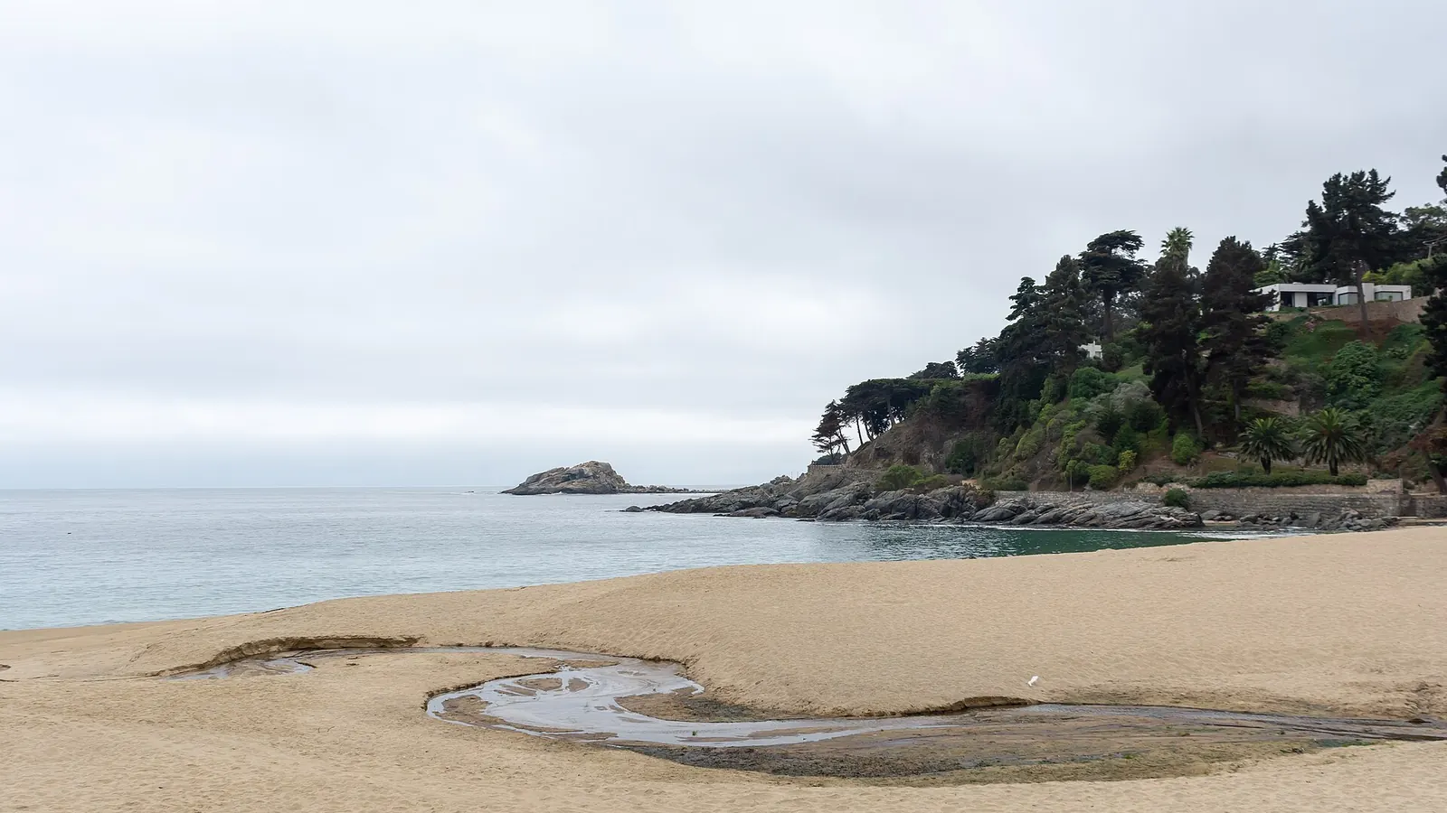 La playa de Zapallar y su bahía protegida entre rocas